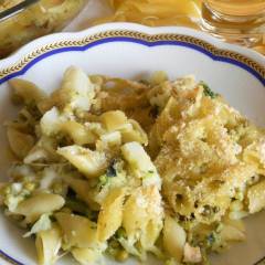 Pasticcio di pasta con broccoli e piselli   