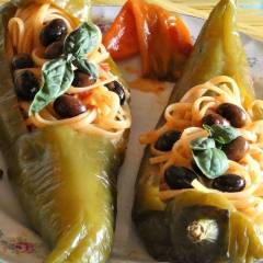 Peperoni corno in padella ripieni di linguine