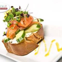 Bruschetta con philadelphia, cetrioli, salmone affumicato e insalatina
