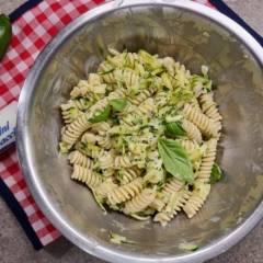 PASTA FREDDA CON ZUCCHINE E FORMAGGIO