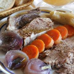 Bollito freddo di manzo aromatico con verdure e spezie