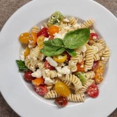 PASTA FREDDA CON POMODORINI COLORATI, FETA E BASILICO
