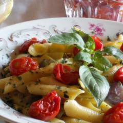 Garganelli alla salsa di acciughe, olive e capperi