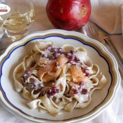 Tagliatelle con melagrana e salmone