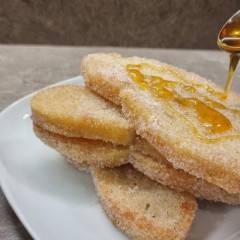 PANE FRITTO CON ZUCCHERO E NOCE MOSCATA