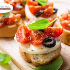Bruschette con Formaggio, Pomodorini e Olive