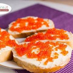 Bruschette con Philadelphia e Caviale Rosso