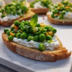 BRUSCHETTE PISELLI E FORMAGGIO