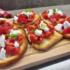 BRUSCHETTE BURRATA E POMODORINI