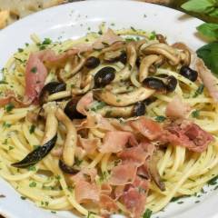Bucatini con funghi pioppini e speck