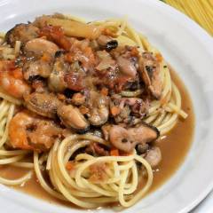 Bucatini al brodetto di cozze mazzancolle e calamaretti