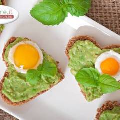 Tartine con Maionese di Avocado e Uova di Quaglia