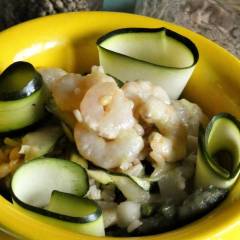Insalata di cereali, gamberi e zucchine