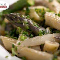 Penne Con Asparagi E Salsa Mornay