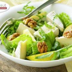 Insalata con Rucola, Pere, Noci e Formaggio Camembert