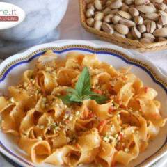 Pasta in salsa di Peperoni rossi con granella di Pistacchi