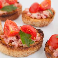 Bruschette con prosciutto e pomodori ciliegia