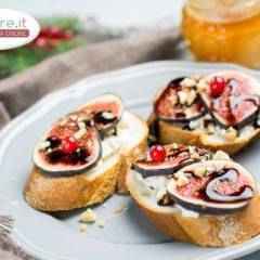 Bruschette con Ricotta, Fichi, Noci e Miele