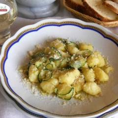 Gnocchi con zucchine fritte e mandorle