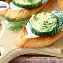 Bruschette con formaggio fresco e zucchine grigliate