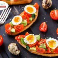 Bruschette con Pomodori, Avocado e Uova di quaglia