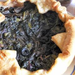 Torta rustica alle cime di rapa e cipolle rosse