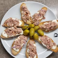 BRUSCHETTE AL TONNO