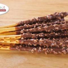 Grissini ricoperti con cioccolato, nutella e nocciole