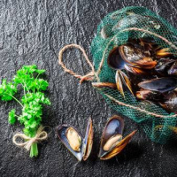 una decina di Cozze con il guscio