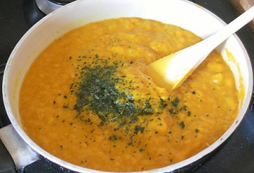 Pasta con crema di zucca, pecorino e basilico   preparazione 1