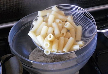 Pasta con crema di zucca, pecorino e basilico   preparazione 4