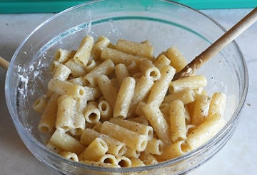 Pasta con crema di zucca, pecorino e basilico   preparazione 5