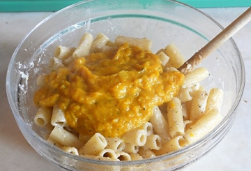 Pasta con crema di zucca, pecorino e basilico   preparazione 6