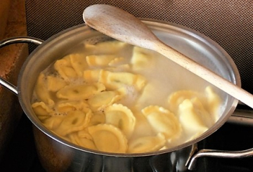 Ravioli in salsa di melograno e yogurt   preparazione 6