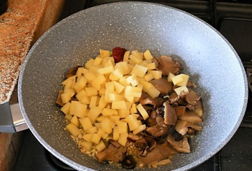 Totani in umido con funghi e patate    preparazione 1