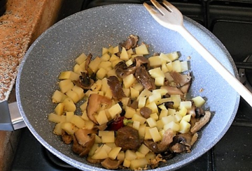 Totani in umido con funghi e patate    preparazione 2