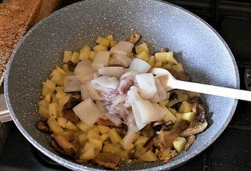 Totani in umido con funghi e patate    preparazione 4