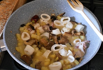 Totani in umido con funghi e patate    preparazione 5