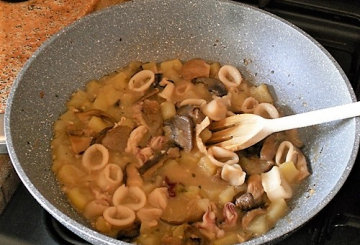 Totani in umido con funghi e patate    preparazione 6