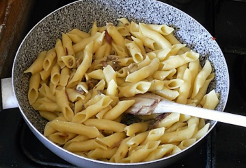 Garganelli alla salsa di acciughe, olive e capperi       preparazione 9