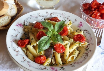 Garganelli alla salsa di acciughe, olive e capperi       preparazione 10