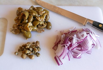 Garganelli alla salsa di acciughe, olive e capperi       preparazione 1