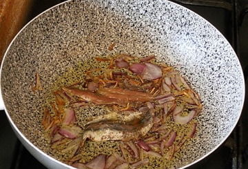 Garganelli alla salsa di acciughe, olive e capperi       preparazione 4