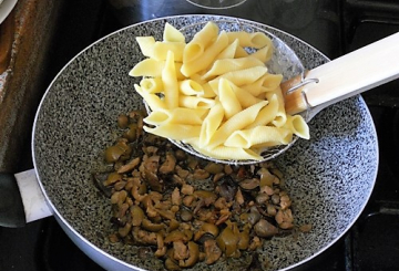 Garganelli alla salsa di acciughe, olive e capperi       preparazione 8