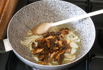 Pasta con carciofi e funghi   preparazione 1