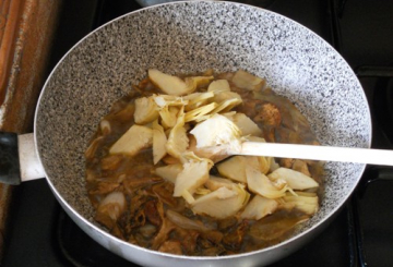 Pasta con carciofi e funghi   preparazione 4