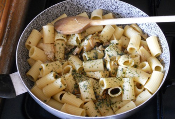 Pasta con carciofi e funghi   preparazione 6