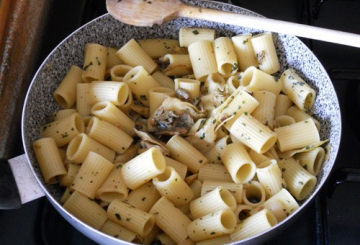 Pasta con carciofi e funghi   preparazione 7