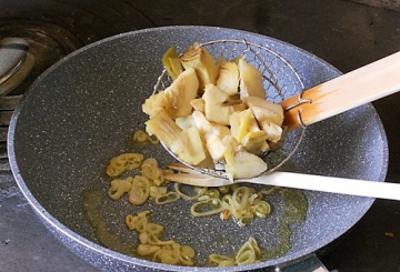 Pasta salmone e carciofi con sesamo  preparazione 2