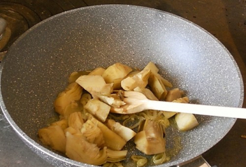 Pasta salmone e carciofi con sesamo  preparazione 3